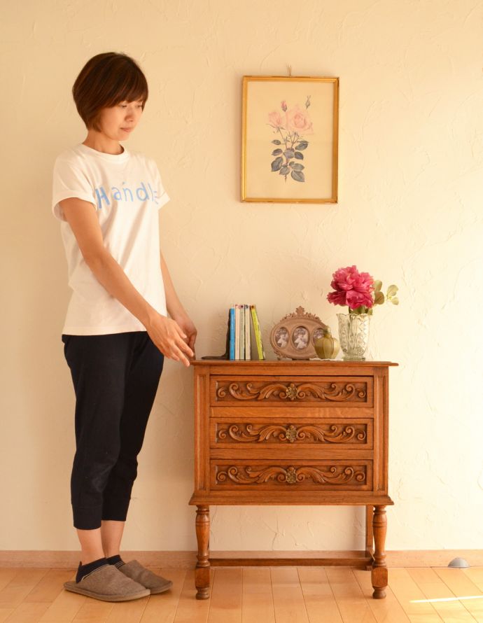 アンティークのチェスト　アンティーク家具　彫がたっぷりなアンティーク家具、小さな３段チェスト。チェアの横に置けば、サイドテーブル代わりに。(j-1709-f)