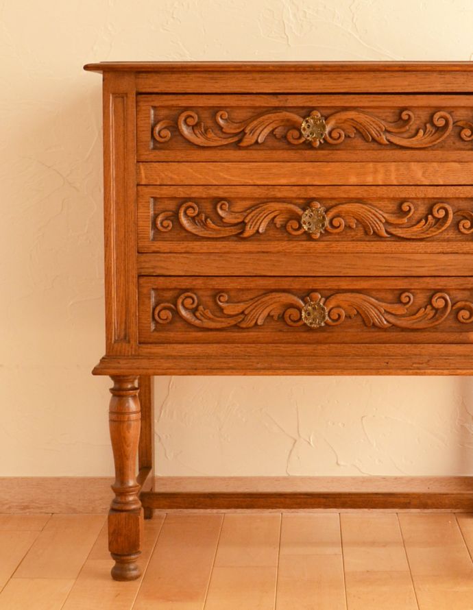 アンティークのチェスト　アンティーク家具　彫がたっぷりなアンティーク家具、小さな３段チェスト。引き出しの１つ１つに美しい装飾。(j-1709-f)