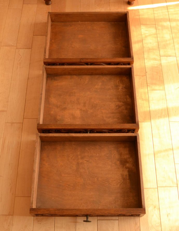 アンティークのチェスト　アンティーク家具　彫がたっぷりなアンティーク家具、小さな３段チェスト。引き出しは３杯。(j-1709-f)