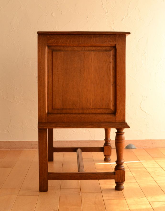 アンティークのチェスト　アンティーク家具　彫がたっぷりなアンティーク家具、小さな３段チェスト。横から見てもステキです。(j-1709-f)