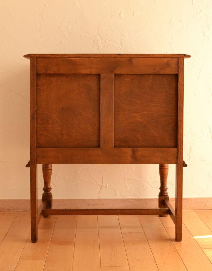 アンティークのチェスト　アンティーク家具　彫がたっぷりなアンティーク家具、小さな３段チェスト。アンティークは新品ではないので、経年変化によるキズはありますが、専門の職人によって目立たないようにキレイにお直しをしています。(j-1709-f)