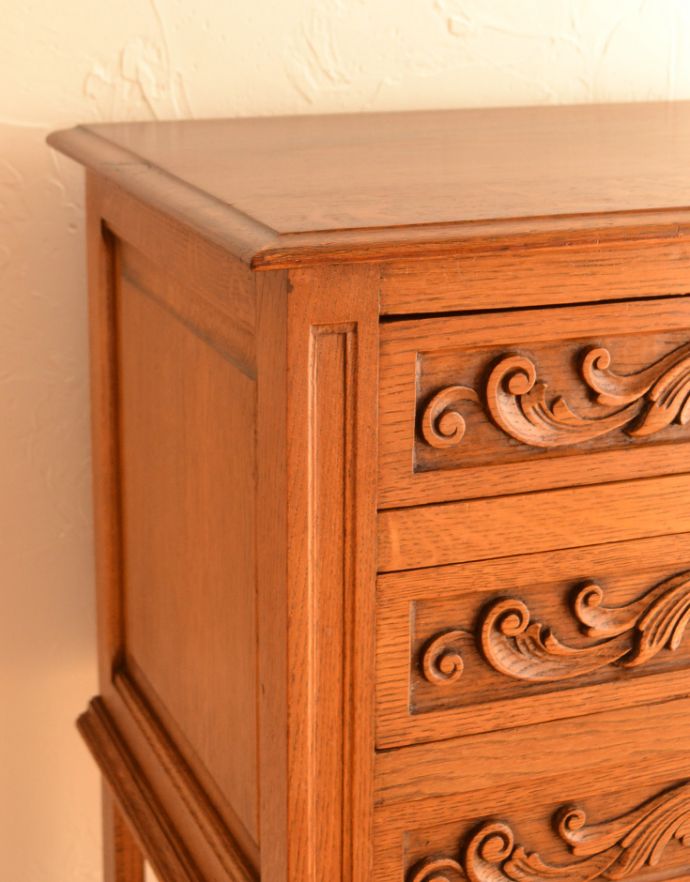 アンティークのチェスト　アンティーク家具　彫がたっぷりなアンティーク家具、小さな３段チェスト。角も美しい状態です。(j-1709-f)