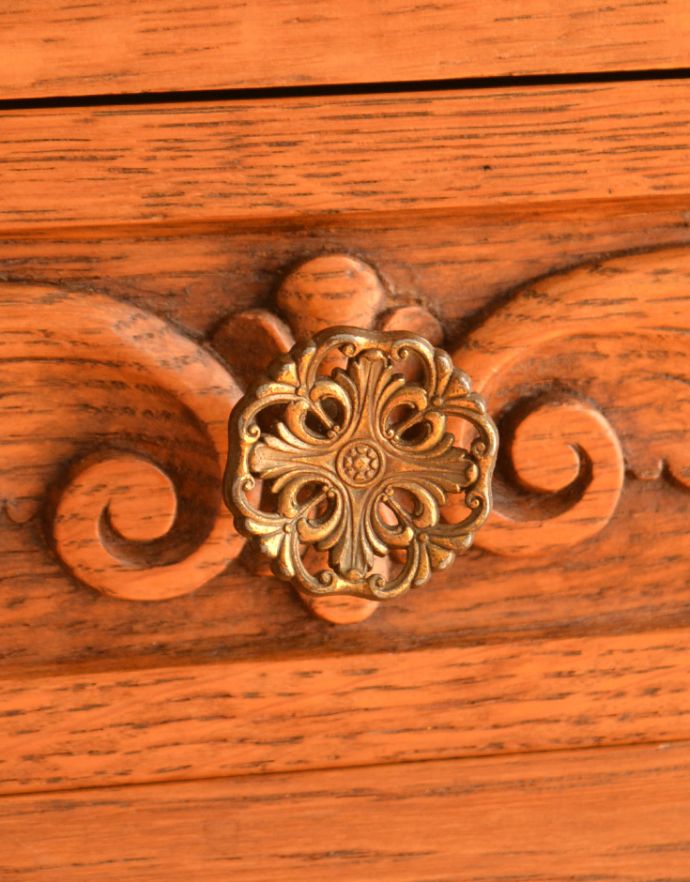 アンティークのチェスト　アンティーク家具　彫がたっぷりなアンティーク家具、小さな３段チェスト。引き出しの取っ手です。(j-1709-f)
