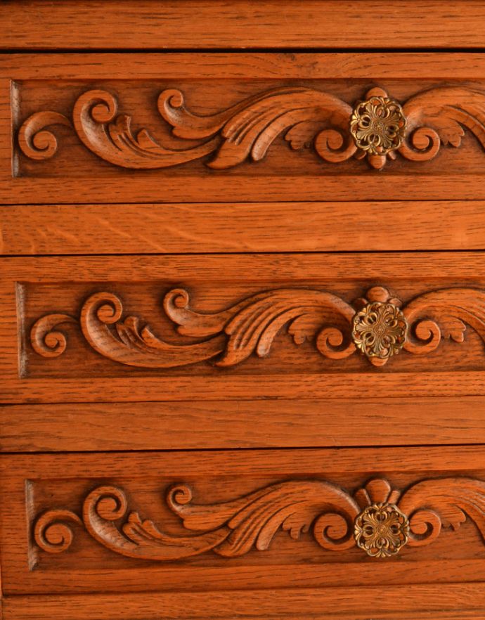 アンティークのチェスト　アンティーク家具　彫がたっぷりなアンティーク家具、小さな３段チェスト。隅々にまで彫りが施されています。(j-1709-f)