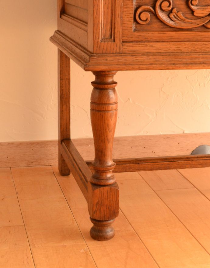 アンティークのチェスト　アンティーク家具　彫がたっぷりなアンティーク家具、小さな３段チェスト。一番の魅力は、なんと言ってもツイストの美しい脚。(j-1709-f)