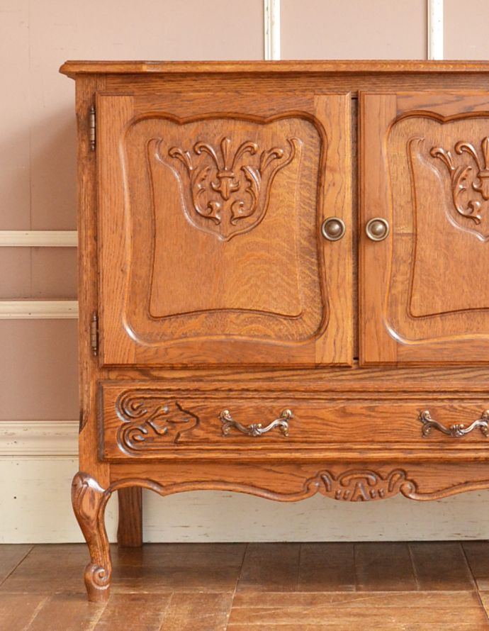 アンティークのキャビネット アンティーク家具 プロヴァンス香るアンティーク家具、引き出し×扉の美しいフレンチキャビネット。繊細で高級感たっぷりの扉の彫り。(j-1710-f)
