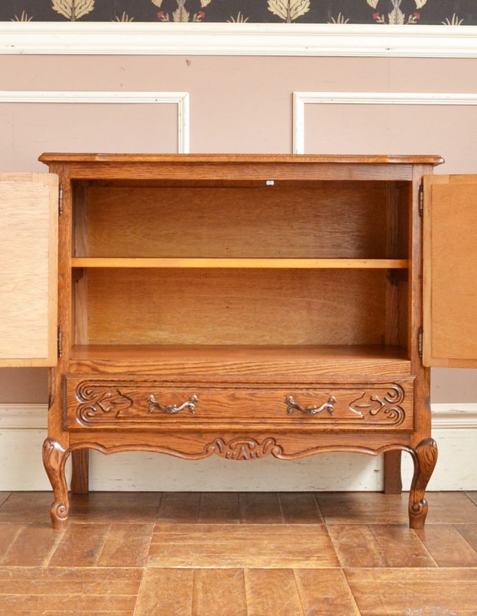 アンティークのキャビネット アンティーク家具 プロヴァンス香るアンティーク家具、引き出し×扉の美しいフレンチキャビネット。棚板があるので整理しやすいです。(j-1710-f)