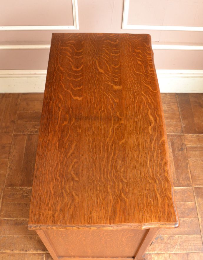 アンティークのキャビネット アンティーク家具 プロヴァンス香るアンティーク家具、引き出し×扉の美しいフレンチキャビネット。天板もピカピカにお直ししました。(j-1710-f)