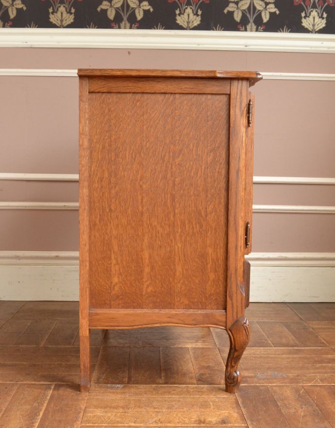 アンティークのキャビネット アンティーク家具 プロヴァンス香るアンティーク家具、引き出し×扉の美しいフレンチキャビネット。サイドも額縁みたいな高級感のある彫。(j-1710-f)