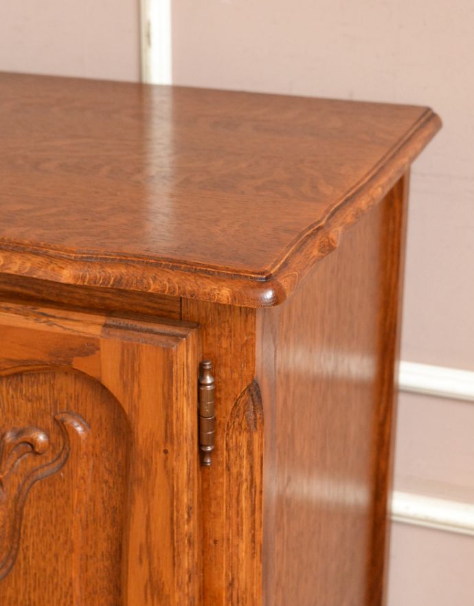 アンティークのキャビネット アンティーク家具 プロヴァンス香るアンティーク家具、引き出し×扉の美しいフレンチキャビネット。角は丸く仕上げているので、小さいお子さんがいるご家庭でも安心です。(j-1710-f)