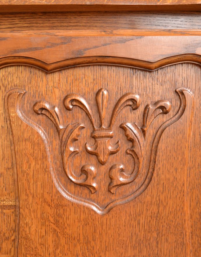 アンティークのキャビネット アンティーク家具 プロヴァンス香るアンティーク家具、引き出し×扉の美しいフレンチキャビネット。植物があしらわれた装飾にはどこか和の美しさを感じます。(j-1710-f)