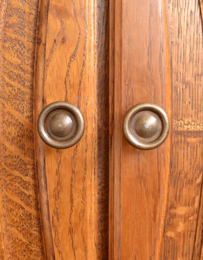 アンティークのキャビネット アンティーク家具 プロヴァンス香るアンティーク家具、引き出し×扉の美しいフレンチキャビネット。扉には、握りやすいデザインの取っ手が付いています。(j-1710-f)