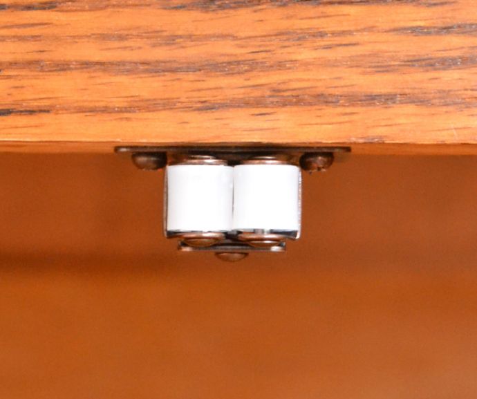 アンティークのキャビネット アンティーク家具 プロヴァンス香るアンティーク家具、引き出し×扉の美しいフレンチキャビネット。扉にはローラーキャッチャーが付いているので開け閉めはスムーズです。(j-1710-f)