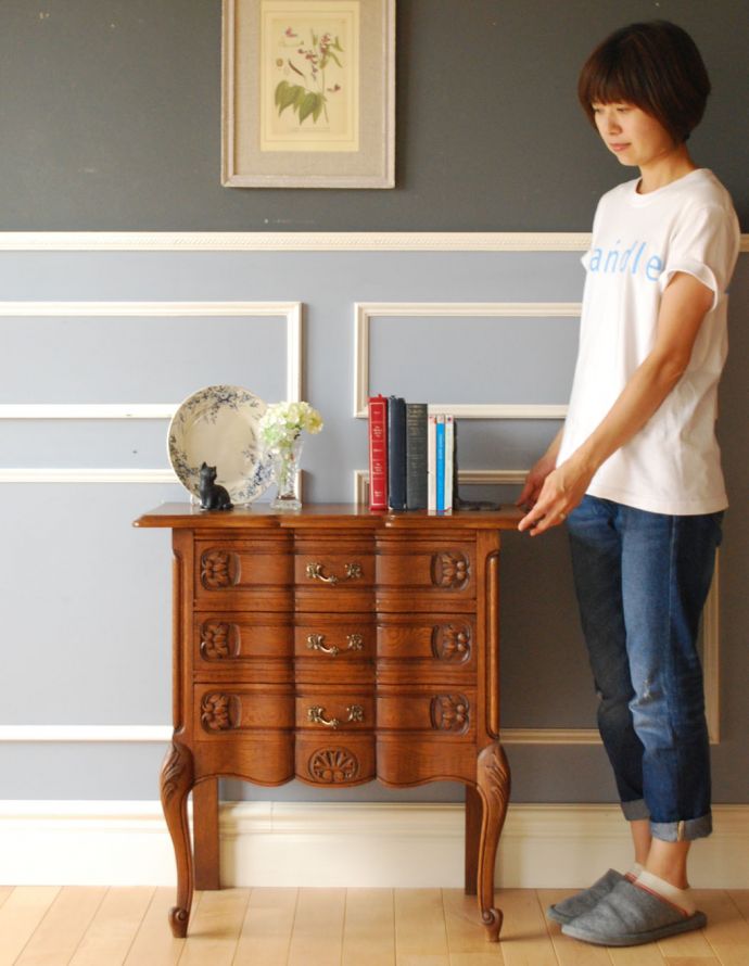 アンティークのチェスト アンティーク家具 南仏スタイルのキレイなアンティーク家具、小さな3段スモールチェスト。チェアの横に置けば、サイドテーブル代わりに。(j-1711-f)