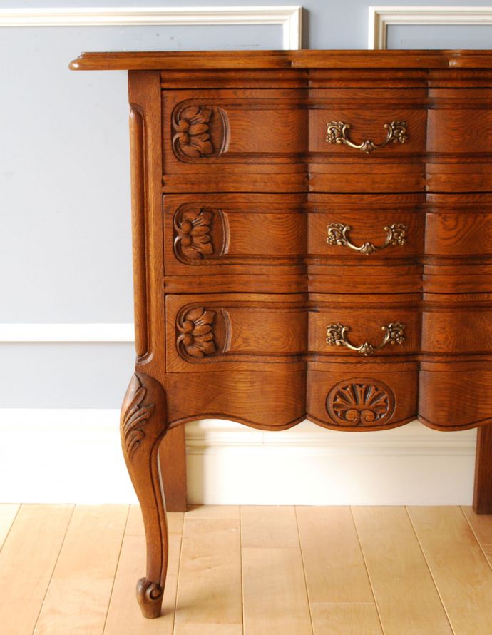 アンティークのチェスト アンティーク家具 南仏スタイルのキレイなアンティーク家具、小さな3段スモールチェスト。繊細で高級感たっぷりの扉の彫り。(j-1711-f)