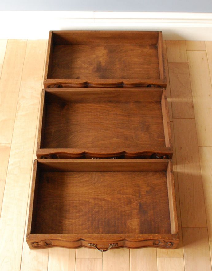 アンティークのチェスト アンティーク家具 南仏スタイルのキレイなアンティーク家具、小さな3段スモールチェスト。引き出しは全部で3杯です。(j-1711-f)