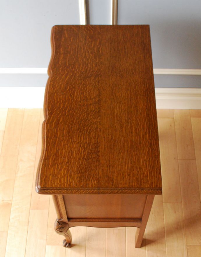 アンティークのチェスト アンティーク家具 南仏スタイルのキレイなアンティーク家具、小さな3段スモールチェスト。天板もピカピカにお直ししてあります。(j-1711-f)