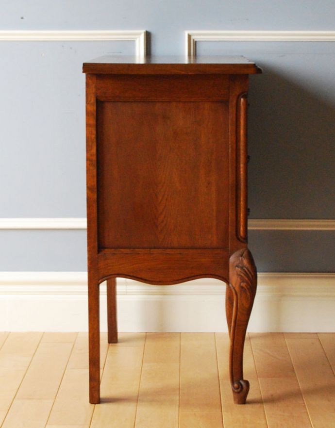 アンティークのチェスト アンティーク家具 南仏スタイルのキレイなアンティーク家具、小さな3段スモールチェスト。サイドも額縁のような高級感のある彫。(j-1711-f)