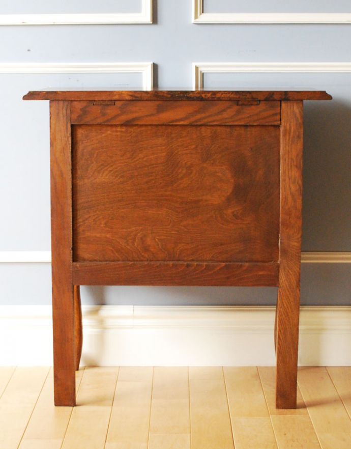 アンティークのチェスト アンティーク家具 南仏スタイルのキレイなアンティーク家具、小さな3段スモールチェスト。きちんとメンテナンスしてあるので、裏側もキレイです。(j-1711-f)