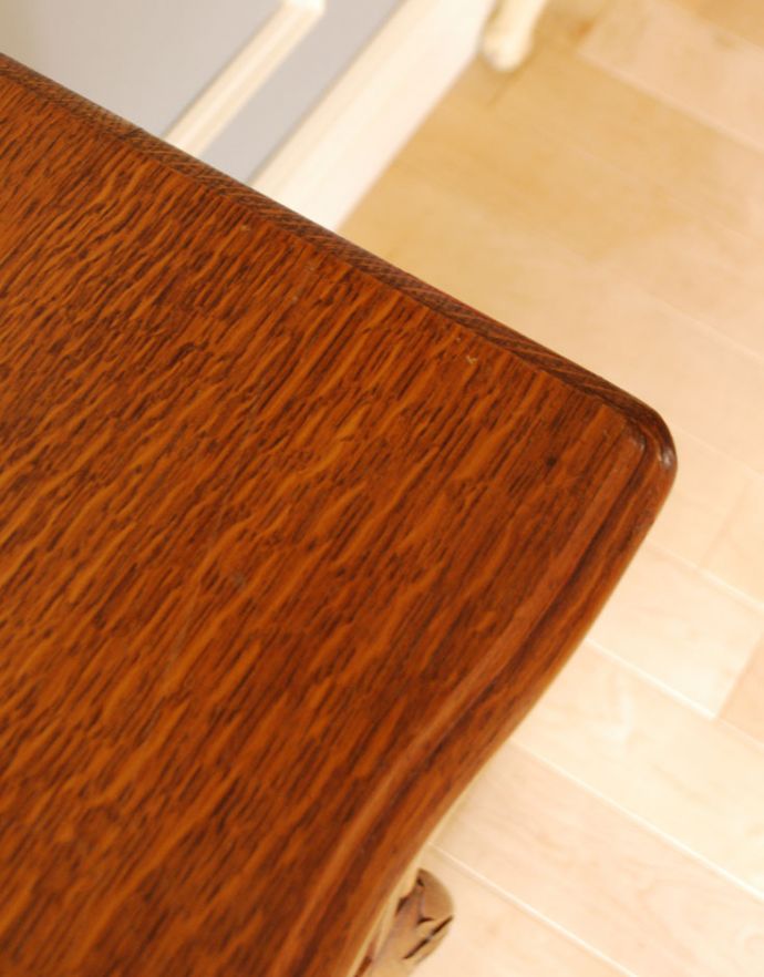 アンティークのチェスト アンティーク家具 南仏スタイルのキレイなアンティーク家具、小さな3段スモールチェスト。角に丸みがあるので小さなお子様がいるお家でも安心です。(j-1711-f)