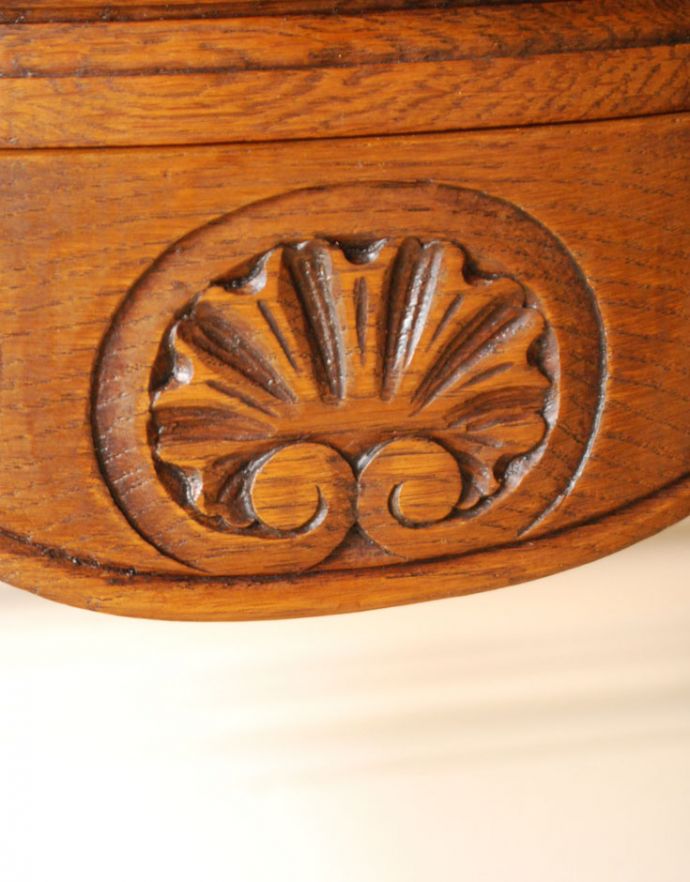 アンティークのチェスト アンティーク家具 南仏スタイルのキレイなアンティーク家具、小さな3段スモールチェスト。高級感のある彫。(j-1711-f)