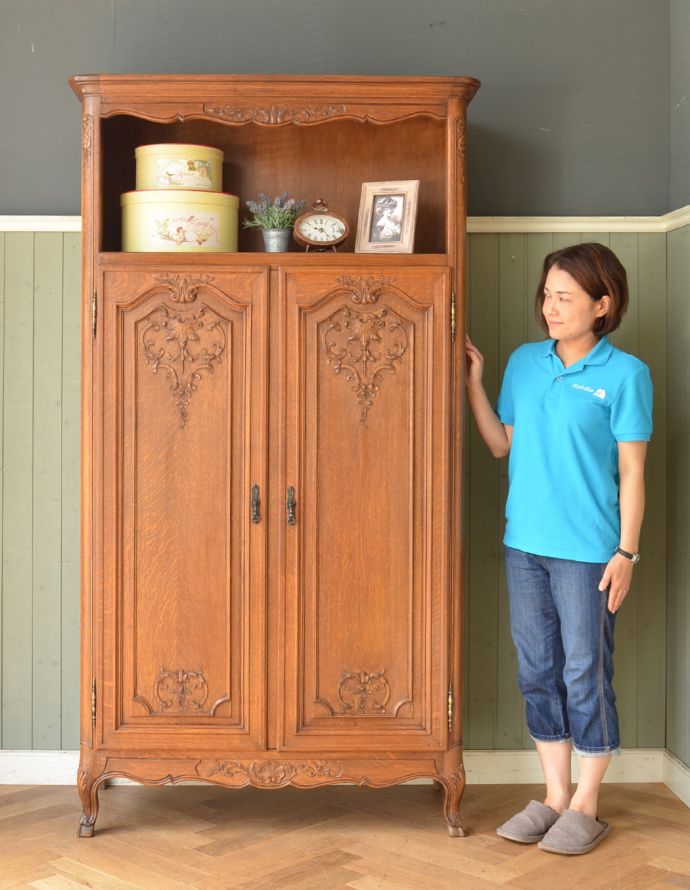 アンティークのキャビネット　アンティーク家具　南フランスの彫が優雅なアンティーク家具、収納力があるキャビネット。中が見えないので、生活感が出てしまう細々した物をたっぷり収納するのにピッタリです！（モデルの身長は158cmです）【 全体 】幅107×奥行49×高さ201cm。(j-1713-f)