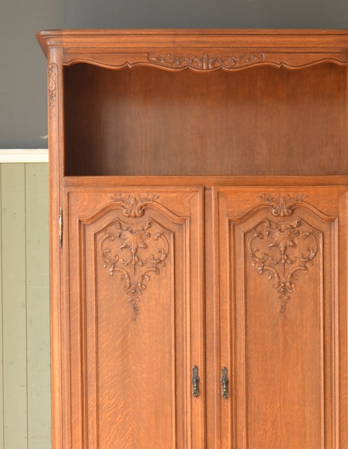 アンティークのキャビネット　アンティーク家具　南フランスの彫が優雅なアンティーク家具、収納力があるキャビネット。落ち着きがあって高級な印象を与えてくれます。(j-1713-f)