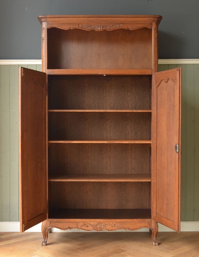 アンティークのキャビネット　アンティーク家具　南フランスの彫が優雅なアンティーク家具、収納力があるキャビネット。オーク材の木目の表情が美しく出ています。(j-1713-f)