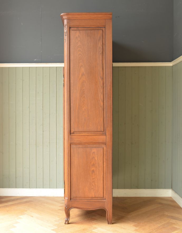 アンティークのキャビネット　アンティーク家具　南フランスの彫が優雅なアンティーク家具、収納力があるキャビネット。サイドも額縁みたいな高級感のある彫。(j-1713-f)