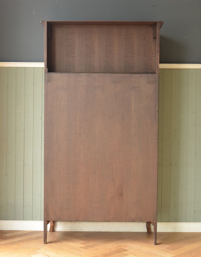 アンティークのキャビネット　アンティーク家具　南フランスの彫が優雅なアンティーク家具、収納力があるキャビネット。きちんとメンテナンスしてあるので、裏側もキレイです。(j-1713-f)