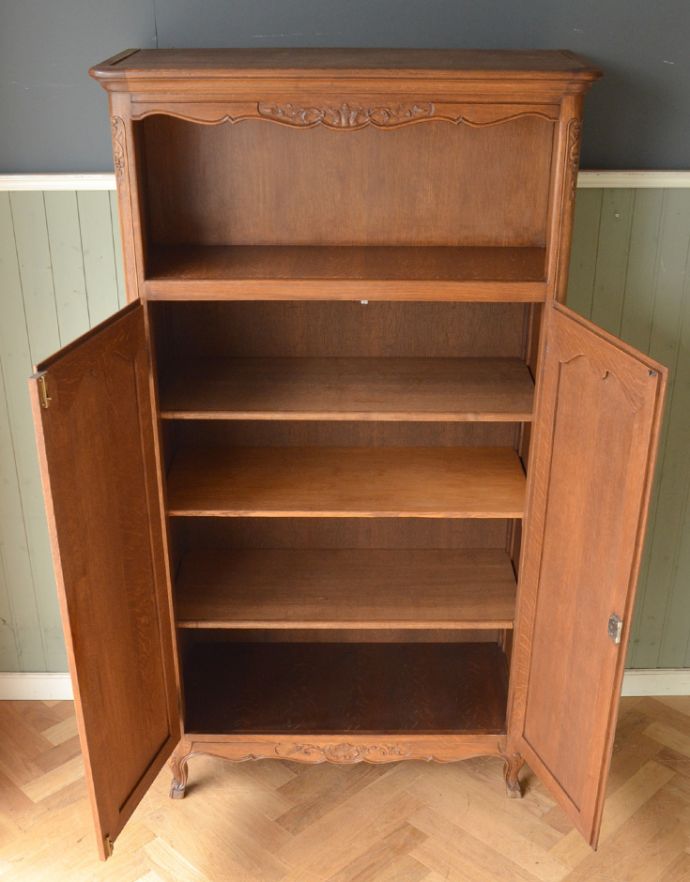 アンティークのキャビネット　アンティーク家具　南フランスの彫が優雅なアンティーク家具、収納力があるキャビネット。内側もキレイな状態です。(j-1713-f)