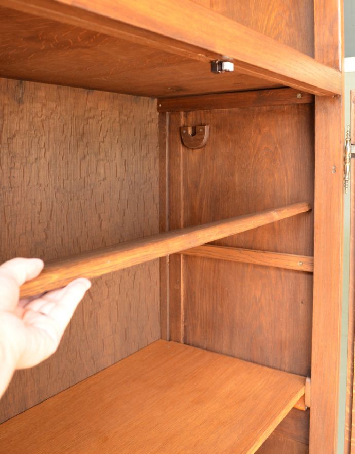 アンティークのキャビネット　アンティーク家具　南フランスの彫が優雅なアンティーク家具、収納力があるキャビネット。扉内も綺麗な状態です。(j-1713-f)