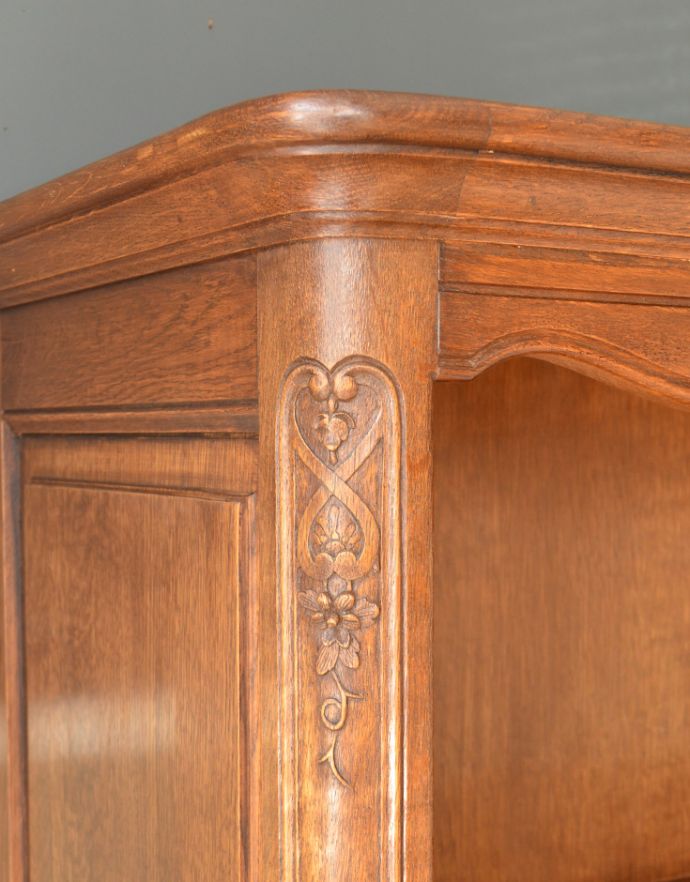 アンティークのキャビネット　アンティーク家具　南フランスの彫が優雅なアンティーク家具、収納力があるキャビネット。角は丸く仕上げているので、小さいお子さんがいるご家庭でも安心です。(j-1713-f)
