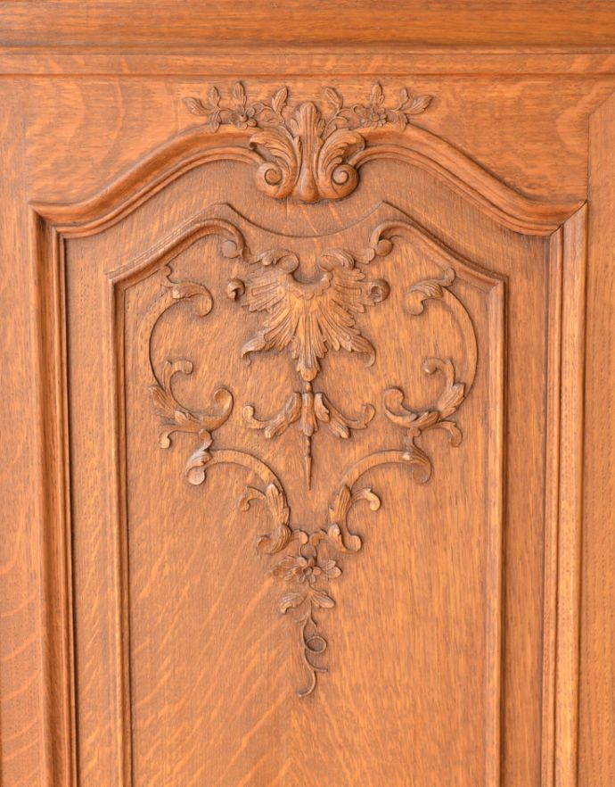 アンティークのキャビネット　アンティーク家具　南フランスの彫が優雅なアンティーク家具、収納力があるキャビネット。繊細な装飾の数々にうっとりしてしまいます。(j-1713-f)