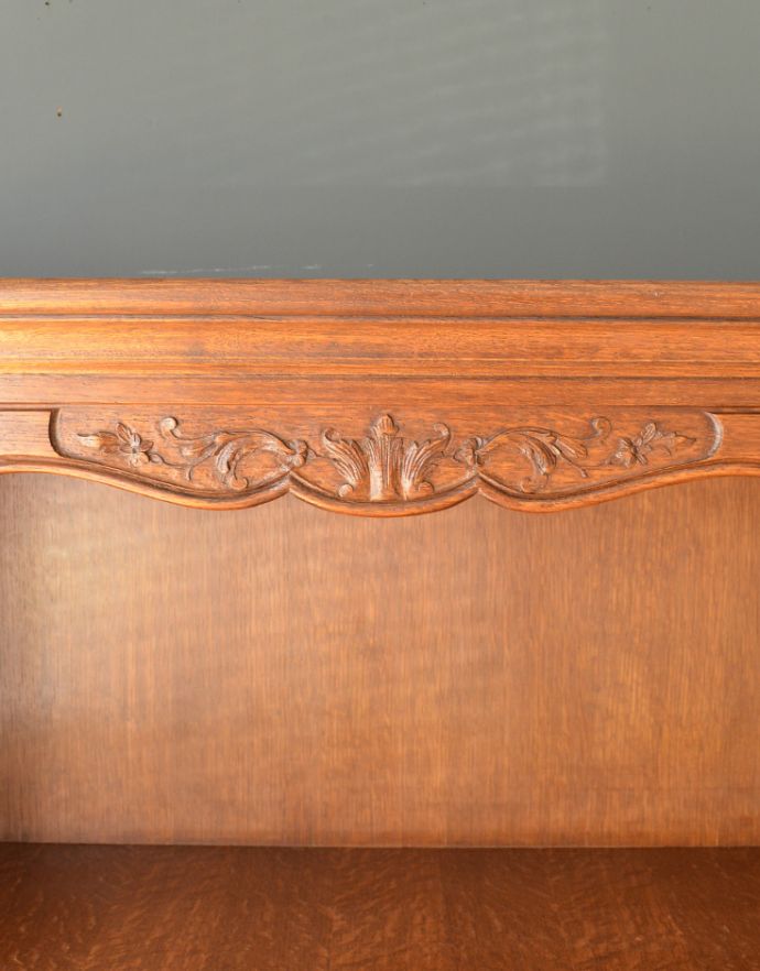 アンティークのキャビネット　アンティーク家具　南フランスの彫が優雅なアンティーク家具、収納力があるキャビネット。トップのオープン棚にもこだわった装飾が施されています。(j-1713-f)