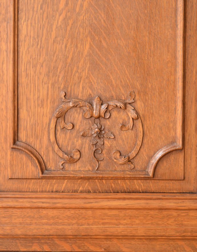 アンティークのキャビネット　アンティーク家具　南フランスの彫が優雅なアンティーク家具、収納力があるキャビネット。繊細で高級感たっぷりの扉の彫り。(j-1713-f)
