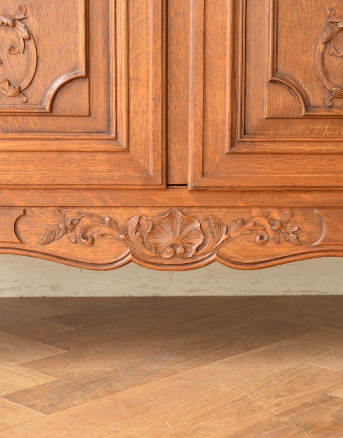 アンティークのキャビネット　アンティーク家具　南フランスの彫が優雅なアンティーク家具、収納力があるキャビネット。お部屋にフランスの香りをプラスしてくれます。(j-1713-f)