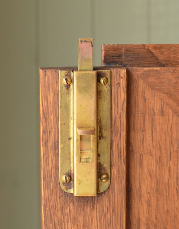 アンティークのキャビネット　アンティーク家具　南フランスの彫が優雅なアンティーク家具、収納力があるキャビネット。扉を留めるためのストッパーも当時のものです。(j-1713-f)