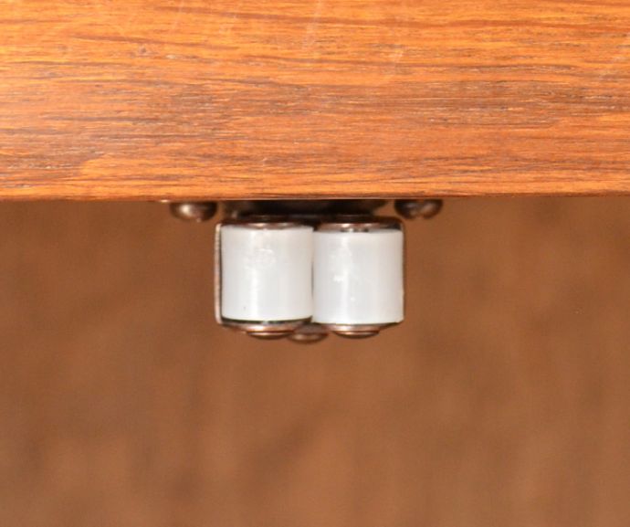 アンティークのキャビネット　アンティーク家具　南フランスの彫が優雅なアンティーク家具、収納力があるキャビネット。扉にはローラーキャッチャーが付いているので、開け閉めはスムーズです。(j-1713-f)