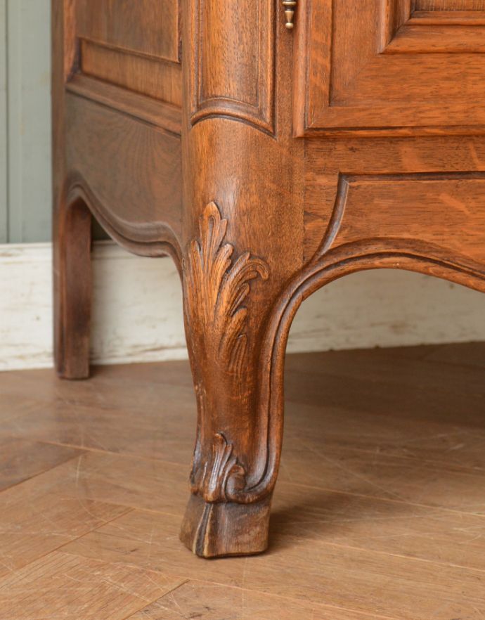 アンティークのキャビネット　アンティーク家具　南フランスの彫が優雅なアンティーク家具、収納力があるキャビネット。キュートな猫脚がキャビネットをしっかり支えてくれます。(j-1713-f)