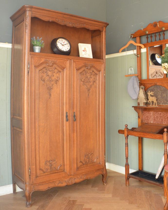 アンティークのキャビネット　アンティーク家具　南フランスの彫が優雅なアンティーク家具、収納力があるキャビネット。高さが高いから、模様もたくさん見えて、よフランスらしさを強調してくれる気がします。(j-1713-f)