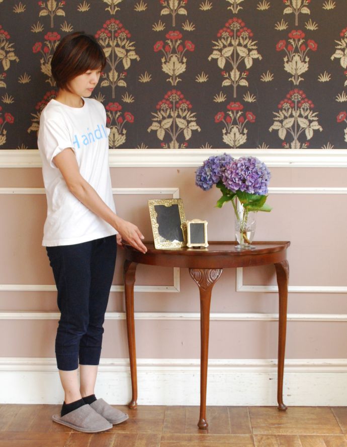 ロイドテーブル　アンティーク家具　英国のアンティーク家具、脚の装飾が美しいコンソールテーブル。そっと壁に付けて置くだけで、オシャレな雰囲気に。(j-1714-f)