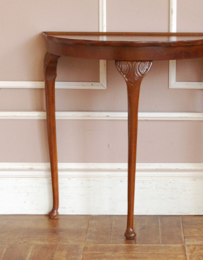 ロイドテーブル　アンティーク家具　英国のアンティーク家具、脚の装飾が美しいコンソールテーブル。脚が細いので、シルエットがとても素敵なんです。(j-1714-f)