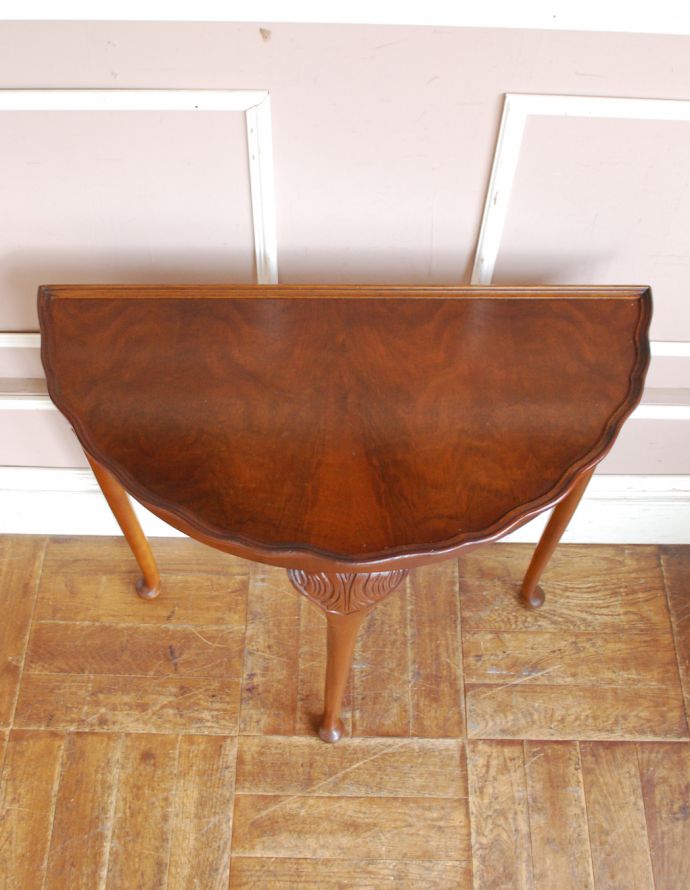 ロイドテーブル　アンティーク家具　英国のアンティーク家具、脚の装飾が美しいコンソールテーブル。半円形の天板です。(j-1714-f)