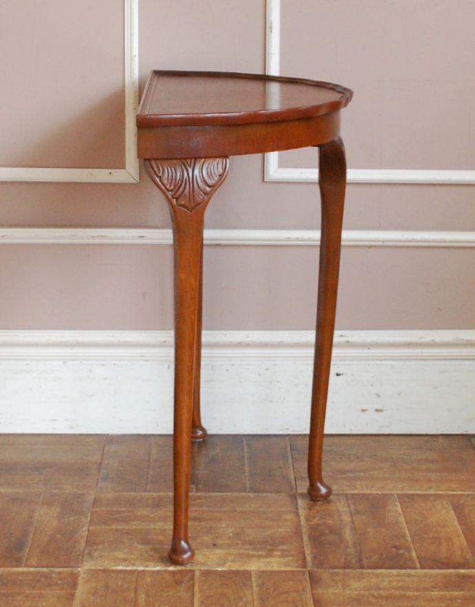 ロイドテーブル　アンティーク家具　英国のアンティーク家具、脚の装飾が美しいコンソールテーブル。サイドはこんなにスッキリ！場所を取らないので使いやすいです。(j-1714-f)