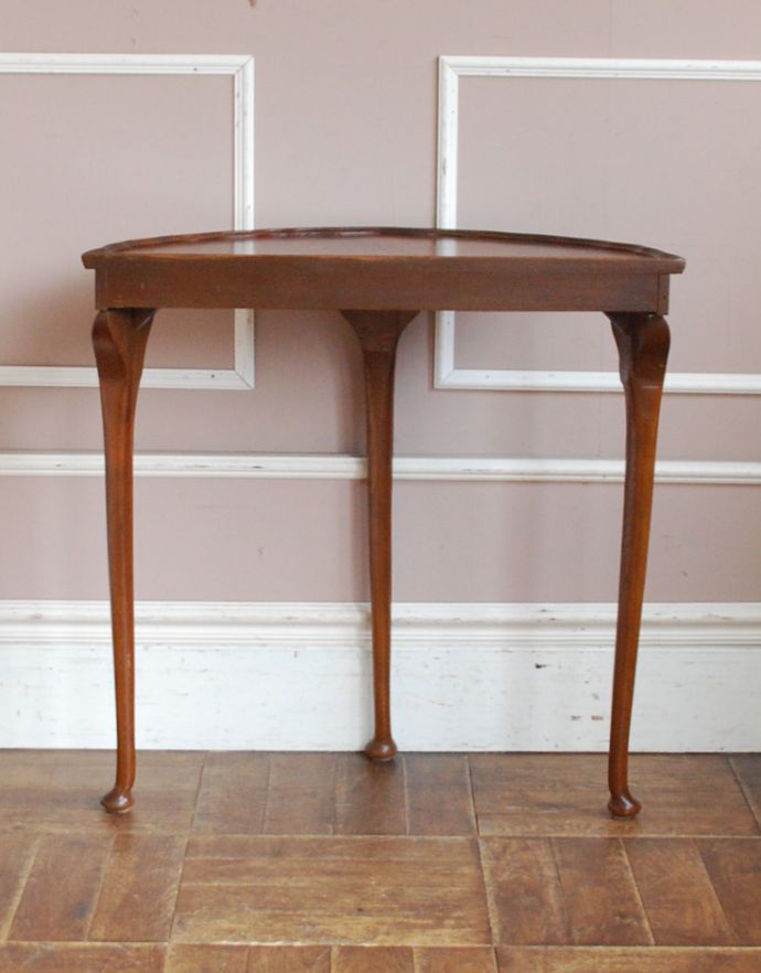 ロイドテーブル　アンティーク家具　英国のアンティーク家具、脚の装飾が美しいコンソールテーブル。きちんとメンテナンスしてあるので、裏側もキレイです。(j-1714-f)