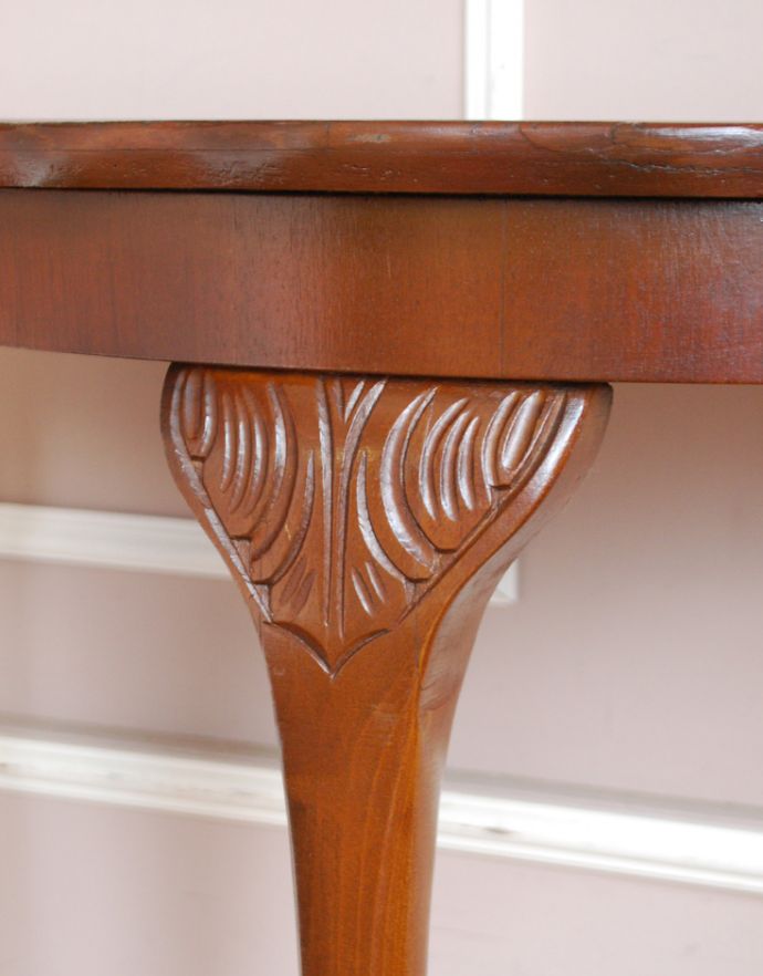 ロイドテーブル　アンティーク家具　英国のアンティーク家具、脚の装飾が美しいコンソールテーブル。脚の付け根には、このような優雅な装飾が刻まれています。(j-1714-f)