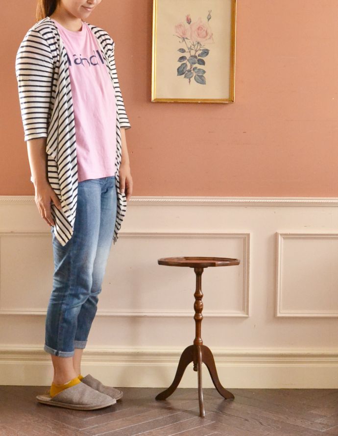 アンティークのテーブル　アンティーク家具　アンティークの英国家具、高級感のある革張りのワインテーブル（オケージョナルテーブル）。玄関で花器を飾ったり、ソファの横に持ってくれば、ちょうどいいサイドテーブルに。(j-1715-f)