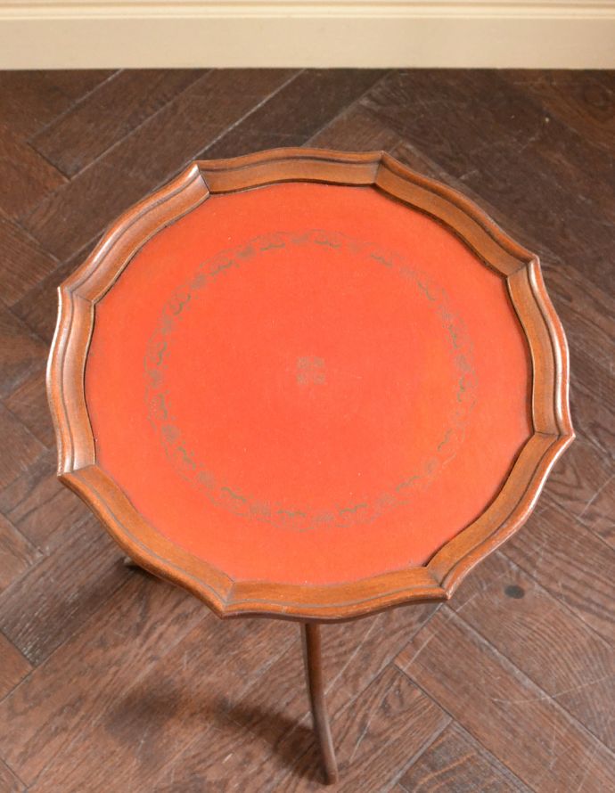 アンティークのテーブル　アンティーク家具　アンティークの英国家具、高級感のある革張りのワインテーブル（オケージョナルテーブル）。革張りは高級感があります。(j-1715-f)