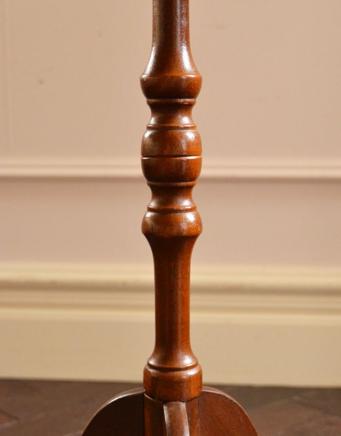 アンティークのテーブル　アンティーク家具　アンティークの英国家具、高級感のある革張りのワインテーブル（オケージョナルテーブル）。１つ１つキレイな装飾には、思わずうっとりしてしまいます。(j-1715-f)